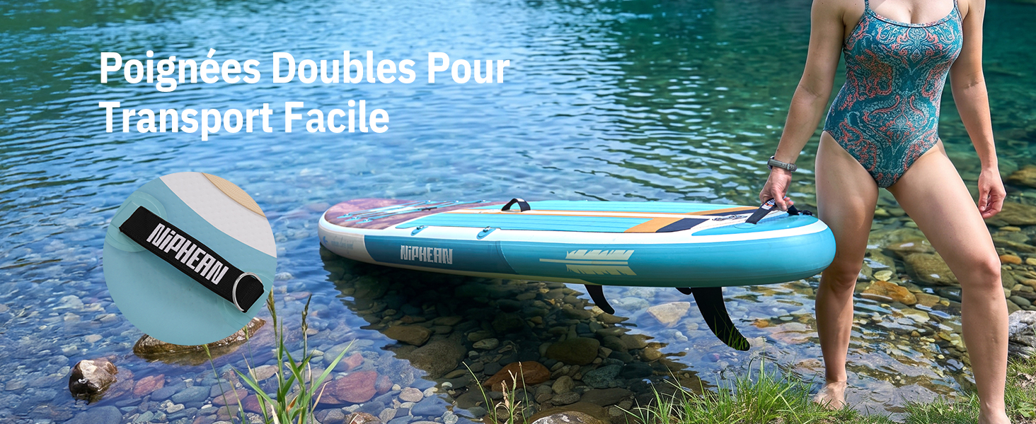 Le texte se lit comme suit : « Polyènes Doubles Pour Transport Facile ». Planche de sports nautiques gonflable bleue avec une personne la tenant près de l'eau, démontrant une capacité de transport et de transport facile.