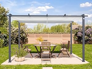 Pergola extérieure moderne avec auvent blanc rétractable, cadre en métal gris et meubles de patio placés en dessous sur une dalle de béton dans un jardin paysager