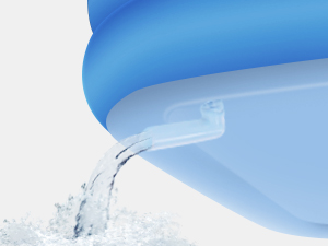 Gros plan d'une surface incurvée bleu clair avec de l'eau coulant d'une ouverture, créant un effet d'éclaboussure sur un fond blanc
