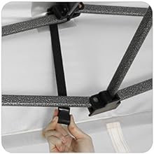 Sangles ou supports de montage gris avec attaches noires réglables fixées sur une surface blanche.
