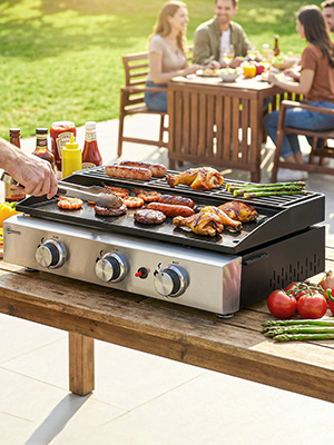 Scène de cuisine en plein air avec plusieurs images d'un barbecue à gaz, montrant la préparation des aliments et la cuisson de divers articles sur la surface de cuisson.