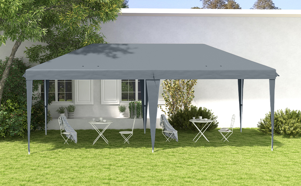 un patio avec un auvent et des chaises en arrière-plan.