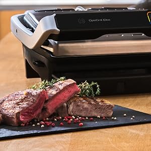 Série d'images montrant de la viande crue cuite sur une plaque chauffante ou une surface de cuisson noire. Montre la progression de la préparation et de la cuisson de la viande.