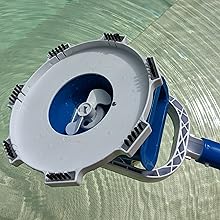Dessous hélice avec système de clic et 7 brosses sans fil pour piscine Poolwonder Marvelix.