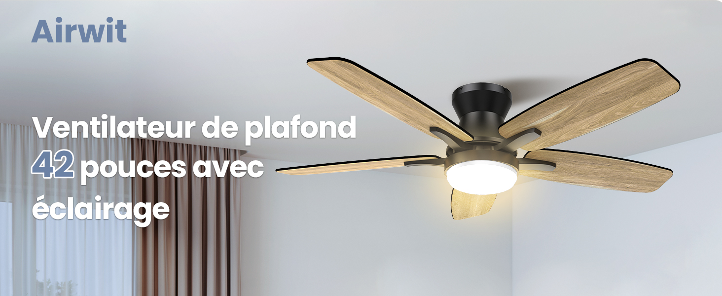 avec luminaire, doté de cinq pales en bois et d'un support central noir. Le ventilateur est montré installé dans une pièce avec des rideaux visibles.