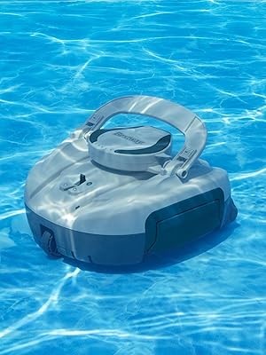 Un robot nettoyeur de piscine représenté dans l'eau bleue de la piscine, capturé sous plusieurs angles pendant son fonctionnement. L'appareil apparaît en gris avec un design épuré.