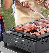avec filets de saumon cuits sur la grille. Une main est visible à l'aide de pinces pour gérer les aliments sur le gril noir rectangulaire compact