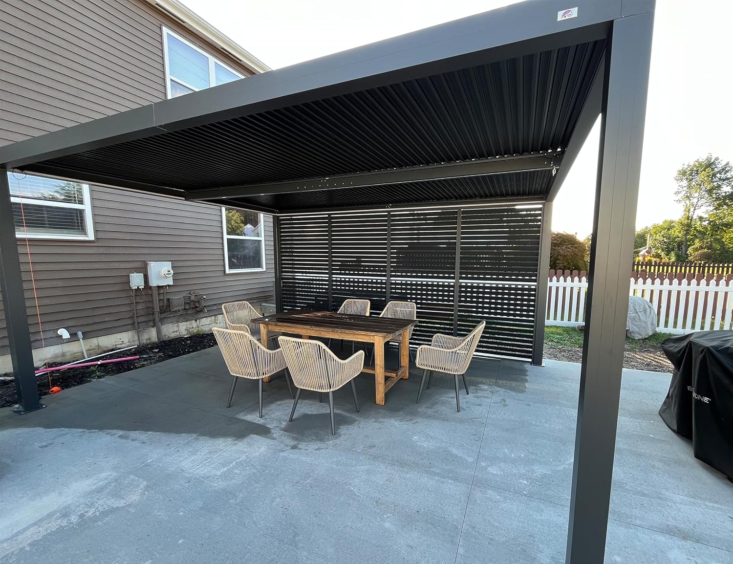 PURPLE LEAF - Pergola aluminium bioclimatique 4,8x3m, lames orientables, persiennes fixes, gris