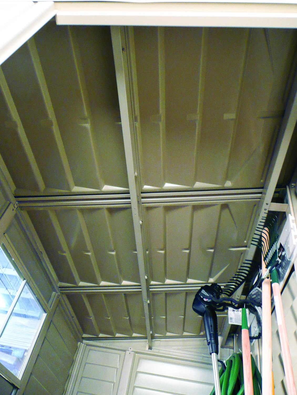 Duramax SideMate 4 x 8 (2.91 m²) abri de jardin en plastique avec kit de fondation en métal, porte réversible, structure de toit en métal robuste, abri en vinyle sans entretien - Ivoire