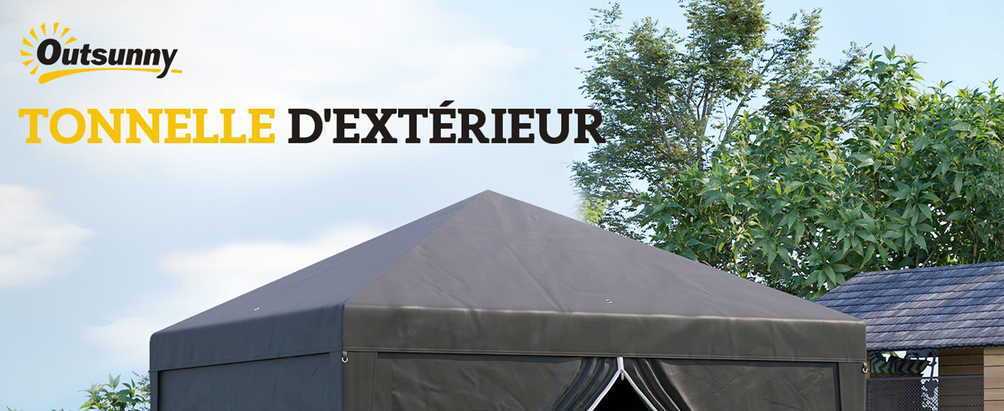 avec toit pointu et rideaux latéraux. Nom du produit 'Tonnelle d'extérieur' visible. Arbres et ciel bleu en arrière-plan.