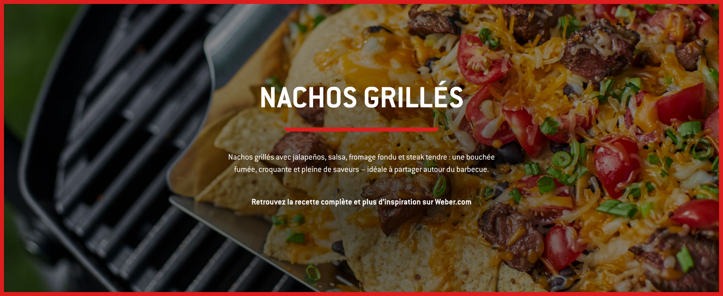 Le texte indique « NACHOS GRILLÉS ». Série d'images appétissantes de nachos chargés montrant du fromage fondu, des garnitures et des garnitures dans diverses présentations sur des assiettes sombres.