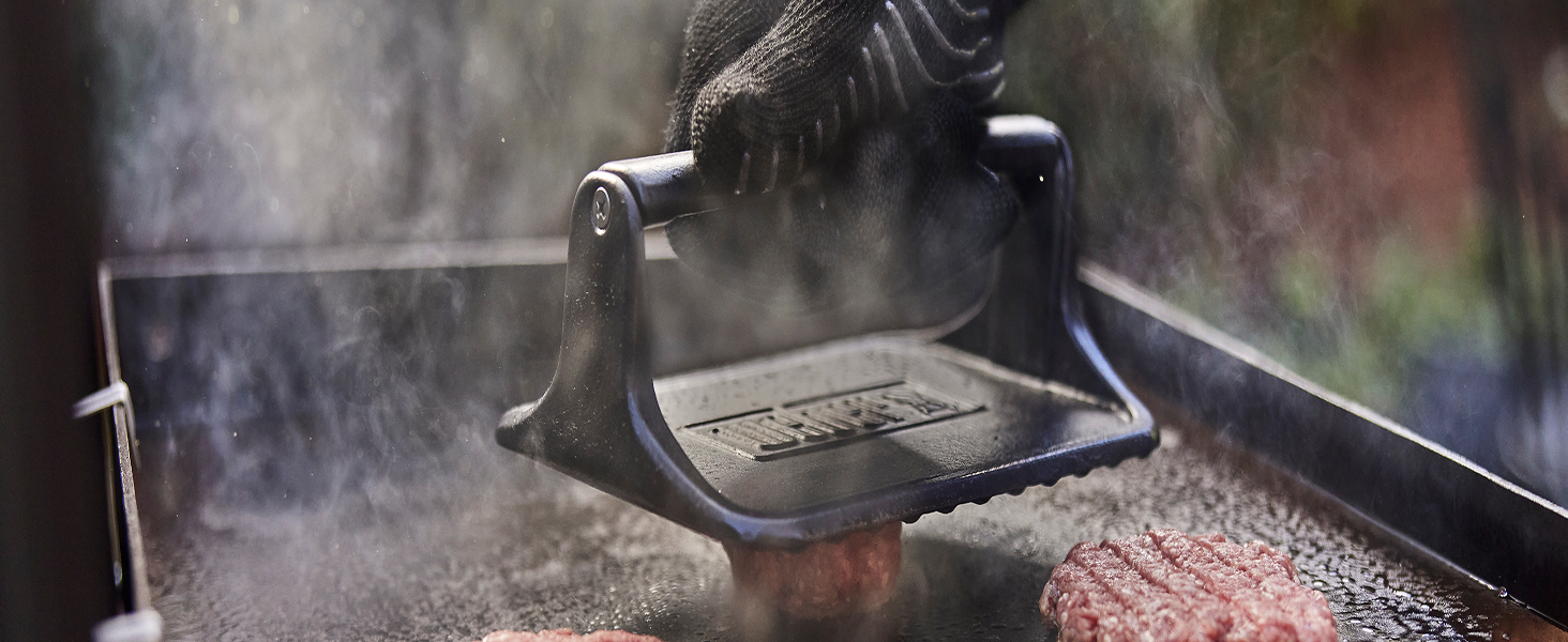 Série d'images montrant des aliments grillés ou grillés à la vapeur en train de cuire sur ce qui semble être un grill extérieur ou une surface de cuisson.
