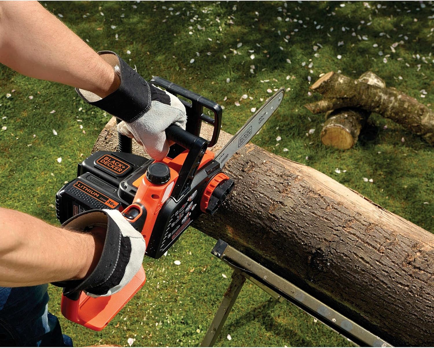 BLACK+DECKER - Tronçonneuse 36V 30cm, batterie 2Ah, lubrification auto, tendeur sans outil - GKC3630L20-QW