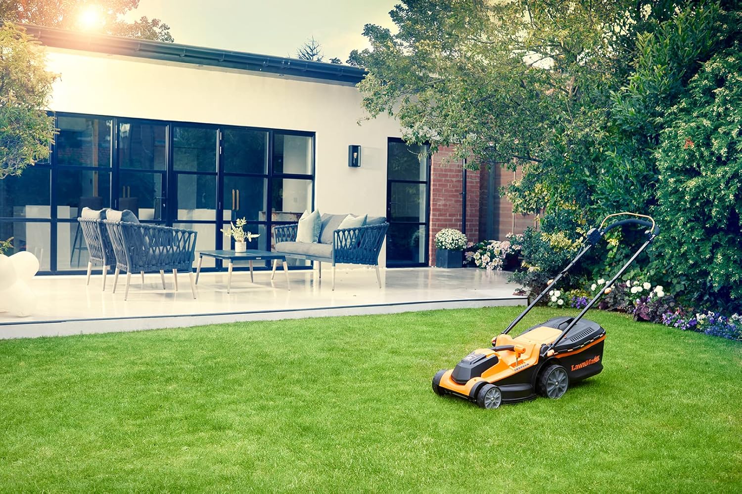 LawnMaster - CLMF2437G - 37cm, 24V, 2x4.0Ah, 6 niveaux, 300m², 40L