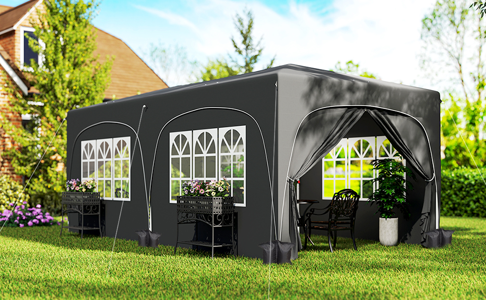 Série de tentes à baldaquin escamotables noires avec des motifs de fenêtres décoratifs installées sur une pelouse, offrant différents angles de vision et configurations.