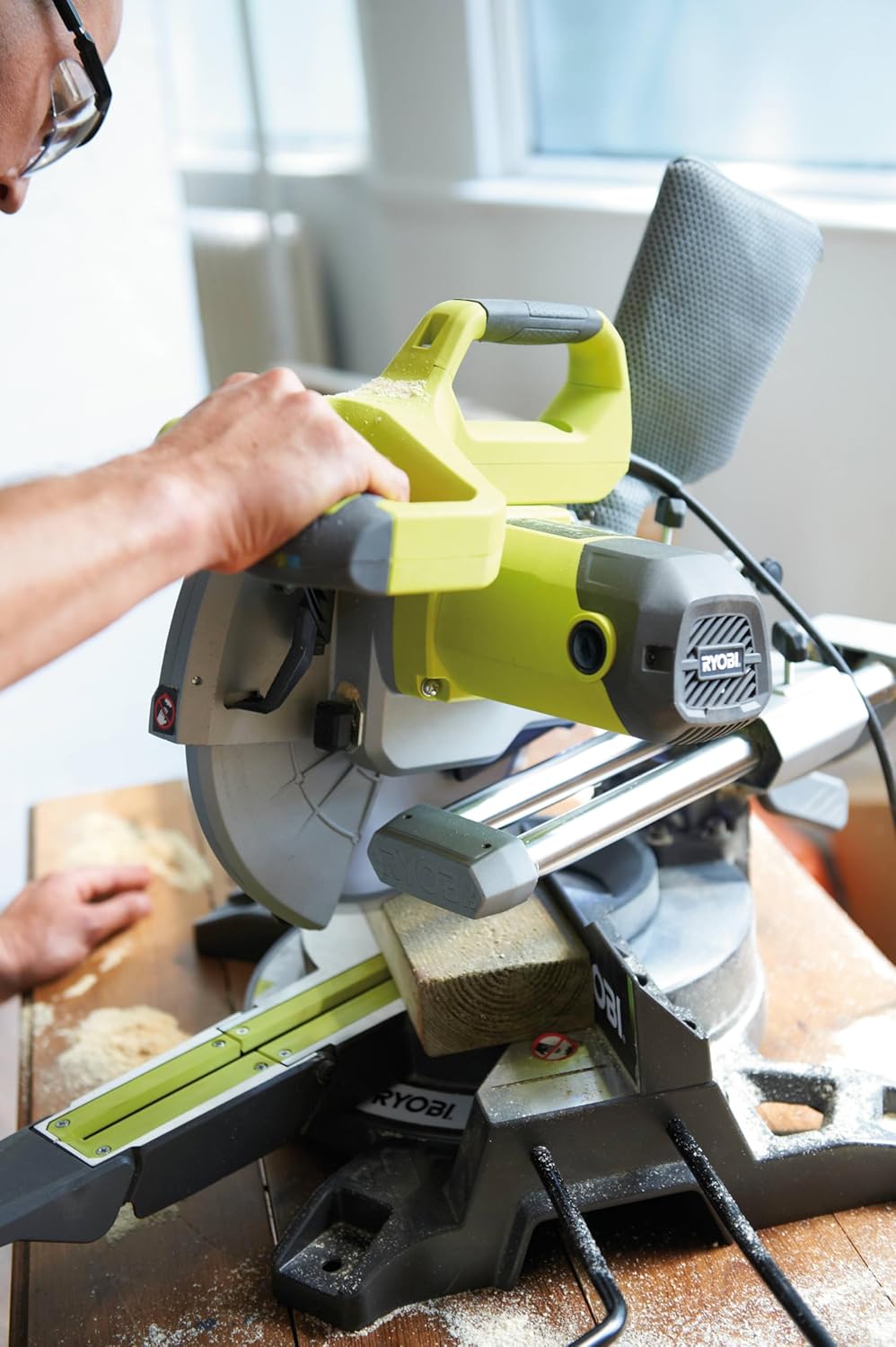 RYOBI - Scie à Onglets 2000W EMS254L – Lame Ø254mm 48 dents, Laser, Guide Équerre, Coupes Précises Bois et PVC, Table aluminium surfacée et Réglages Multiples
