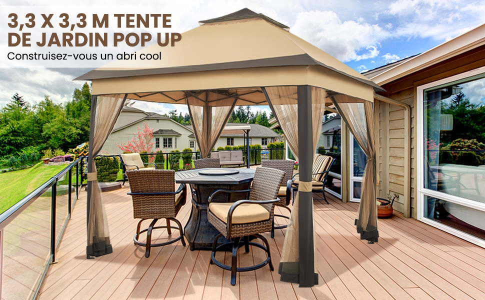 sur terrasse en bois, 3,3 x 3,3 mètres, avec rideaux et mobilier de jardin. Un auvent beige fournit de l'ombre à la salle à manger avec des chaises en osier.