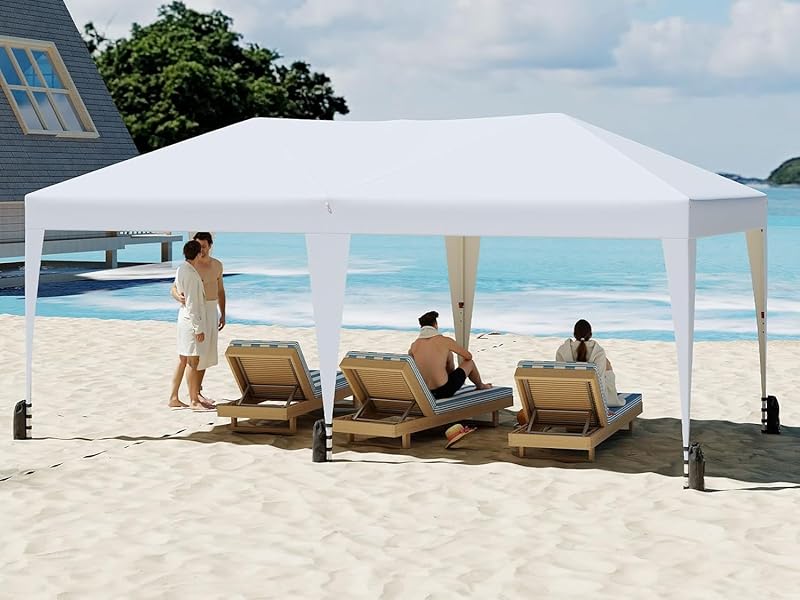 Série de scènes de plage montrant des chaises longues blanches sur du sable immaculé avec des cabanes blanches et des vues sur l'océan en arrière-plan. Cadre de luxe en bord de mer avec un ciel bleu clair.