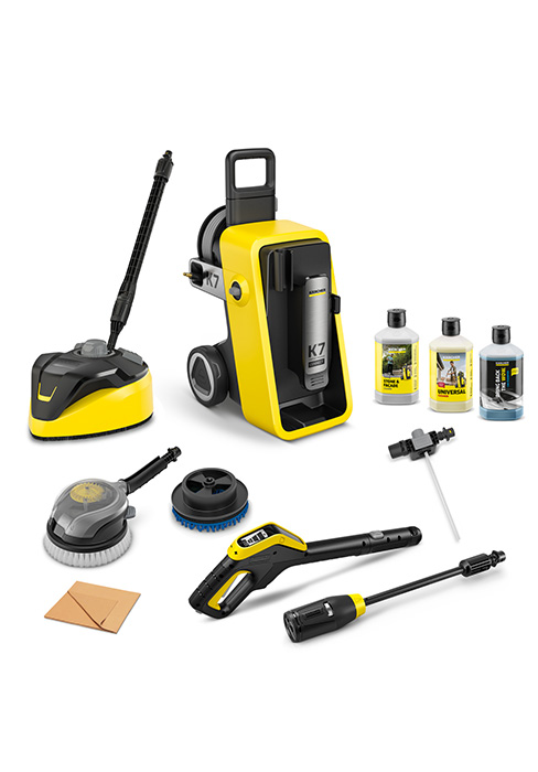 Présentation des accessoires de nettoyage etevila, notamment des accessoires de nettoyeur haute pression jaunes et noirs, des brosses, des solutions de nettoyage et des outils de nettoyage de surfaces disposés horizontalement.