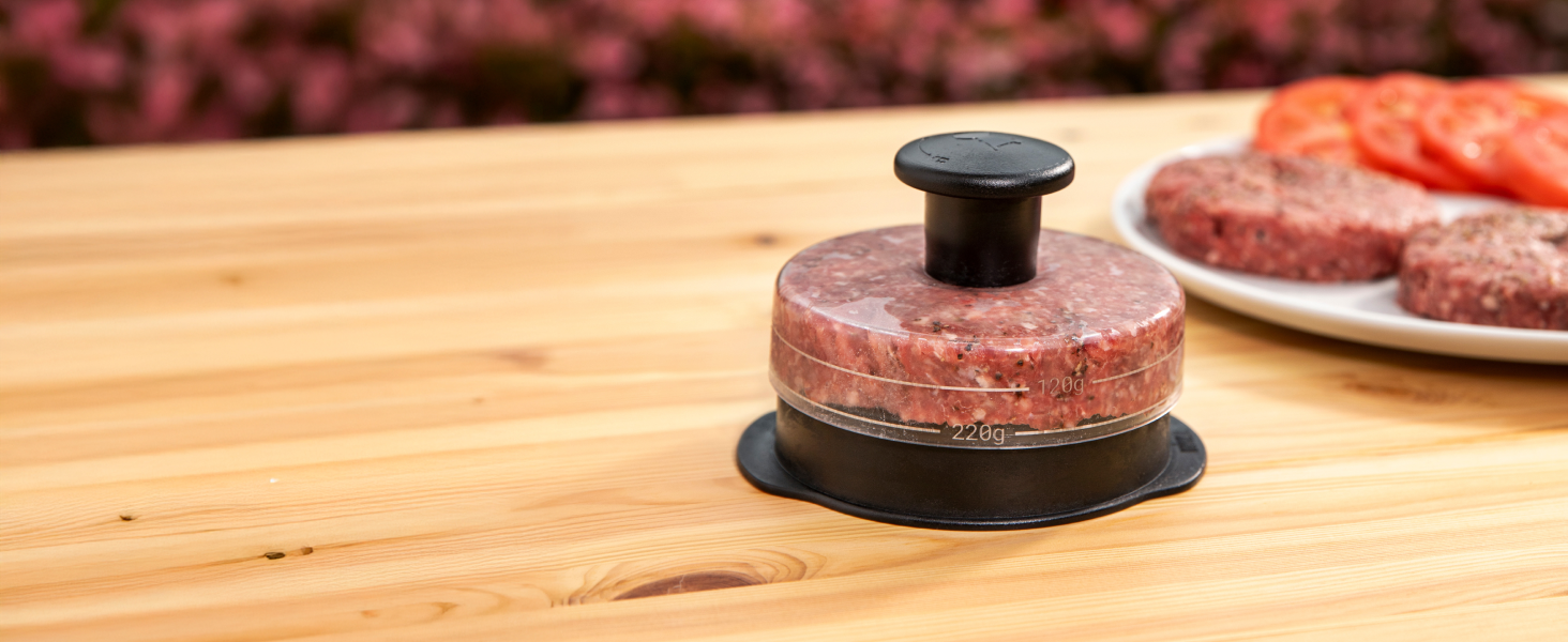 Bouton ou cadran rond noir tourné sur une surface en bois, représenté par un mouvement de rotation séquentiel.