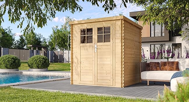 avec portes doubles vitrées, situé près d'une piscine et d'une maison moderne. Finition en bois naturel, taille compacte, idéale pour le rangement dans le jardin.