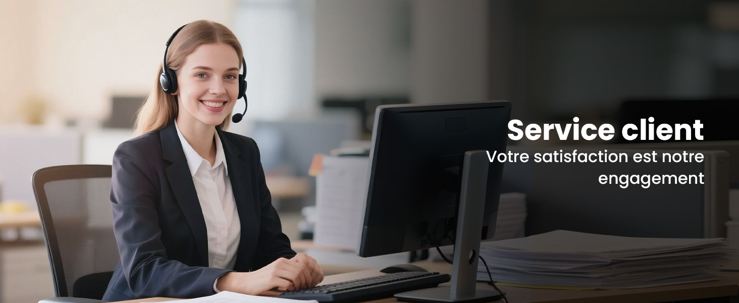 Représentant du service client portant un casque au bureau de l'ordinateur. L'écran affiche « Service client » et un texte en français sur la satisfaction du client