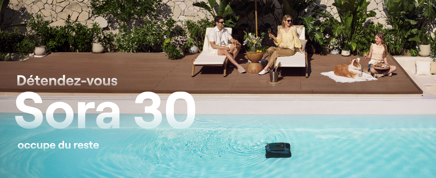 Le texte indique « Canapé 30 ». Scène au bord de la piscine avec mobilier d'extérieur, y compris des chaises longues, dans un cadre luxueux avec un jardin paysager en arrière-plan.