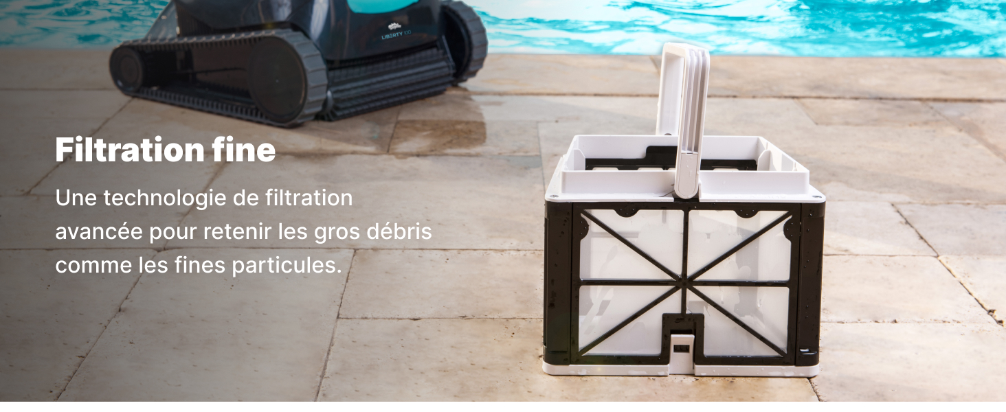 doté d'une technologie de filtration avancée, conçu pour capturer les débris fins et les particules. Montré près du bord de la piscine avec un texte expliquant sa fonction.