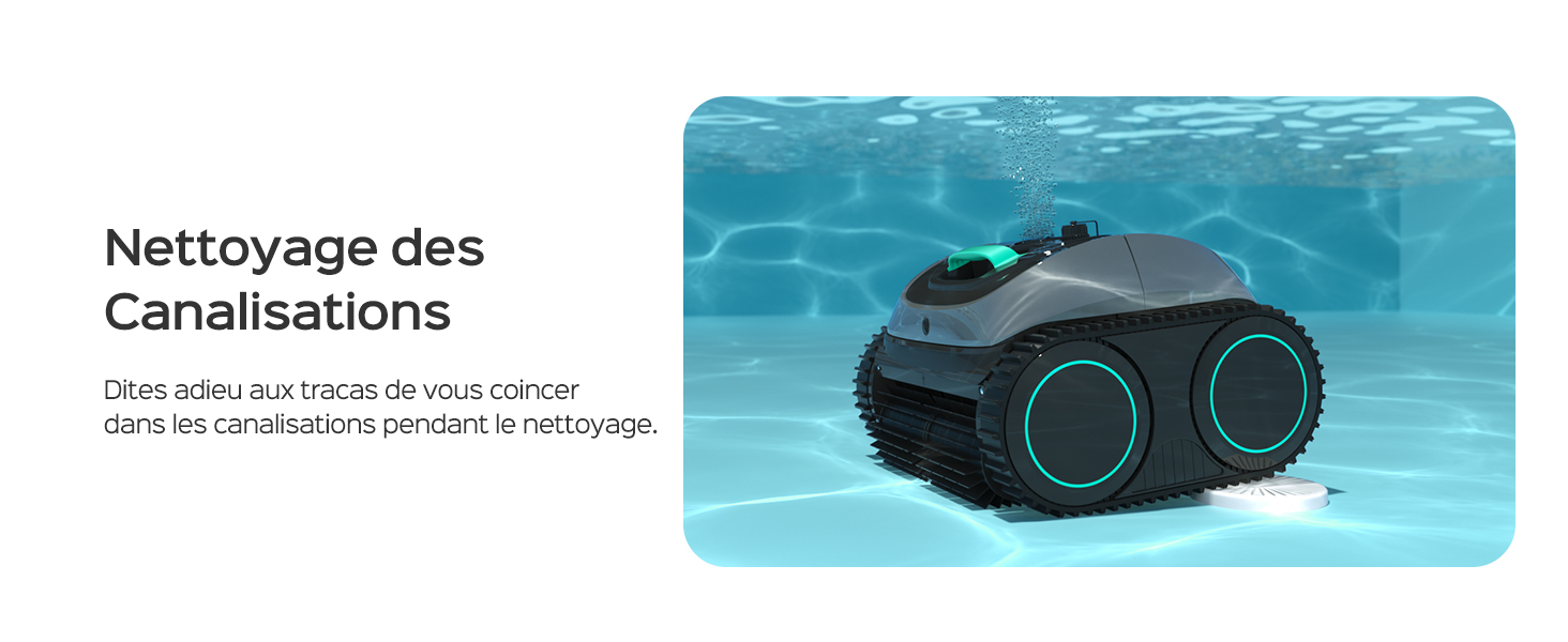 Le texte se lit comme suit : « Nettoyage des Canalisations ». Nettoyeur de piscine robotique noir et bleu sarcelle immergé dans l'eau bleue, doté de roues doubles et d'un boîtier foncé.