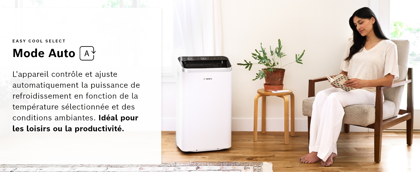 un climatiseur blanc dans une pièce avec une plante dans un coin.